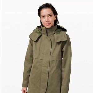Lululemon (NWT) rain shaker trench size 8